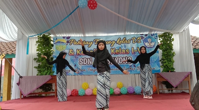 Tari Mojang Priangan Memukau dalam Perayaan Kenaikan Kelas Tim Tari Mojang Priangan SDN 1 Cisayong Ketika Menunjukan Penampilannya dipanggung
