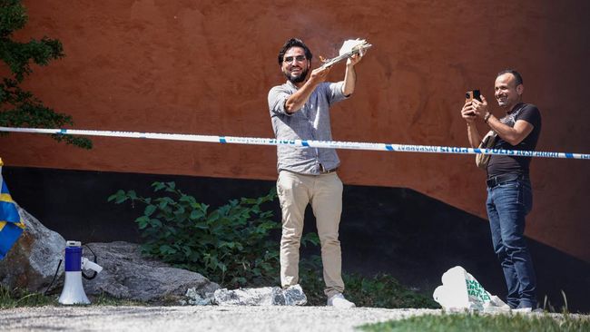 Seorang Demonstran Membakar Alquran Diluar Masjid Pusat Stockholm di Stockholm Swedia, Pembakar Alquran Terancam Lagi, Swedia Gagal Gabung NATO?(.inet)