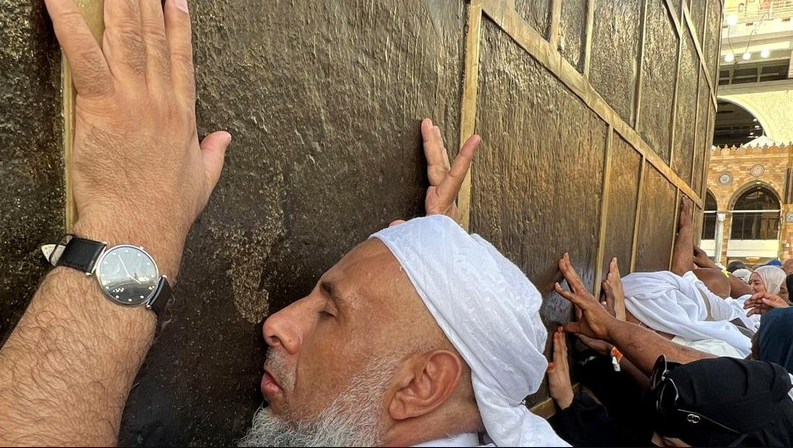 Ilustrasi. Seorang jemaah haji terlihat bersimpuh dengan penuh khusyuk di depan Ka'bah (.inet)