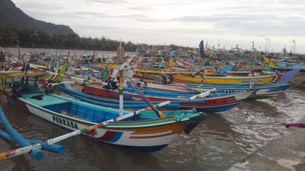 Deretan kapal nelayan sedang bersandar di Puger Jember Jatim