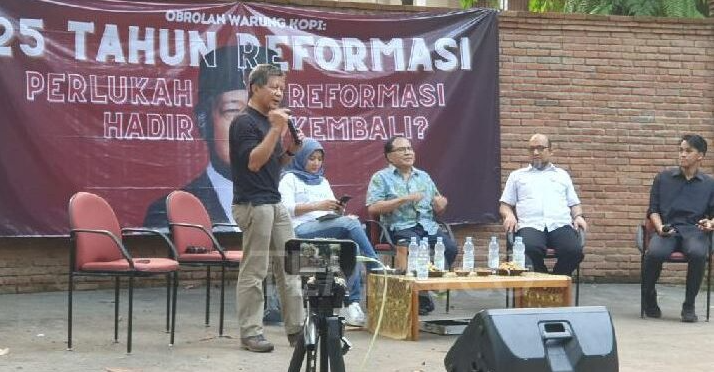 Relawan Jokowi marah laporkan Rocky Gerung atas tuduhan penghinaan dan provokasi terhadap Presiden. Kontroversi politik mencuat.