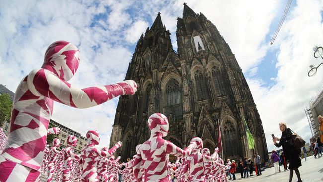 Ratusan Manekin Protes Skandal Pelecehan di Gereja Katedral Skandal Pelecehan