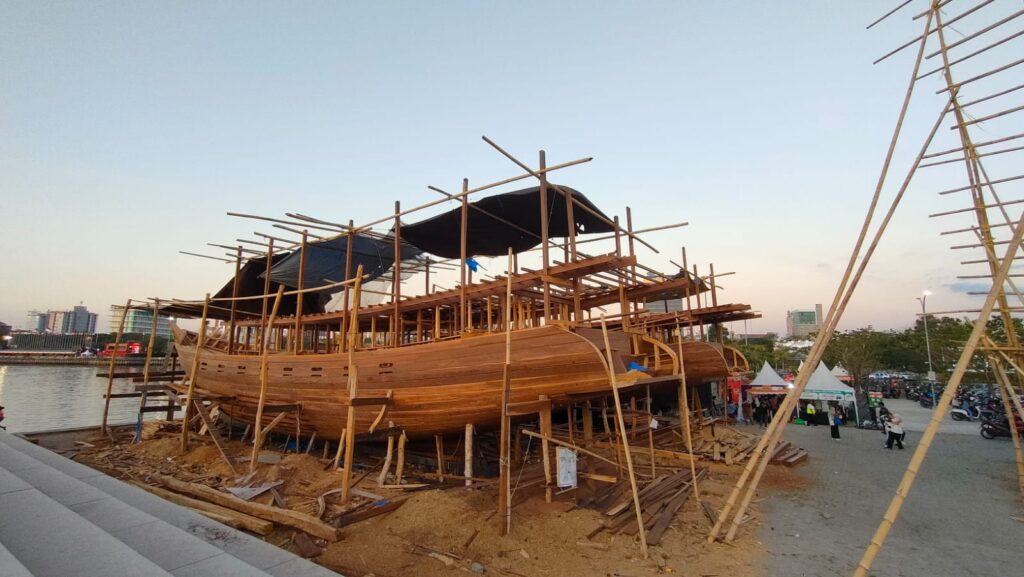 Pembuatan dua kapal phinisi di Makasar
