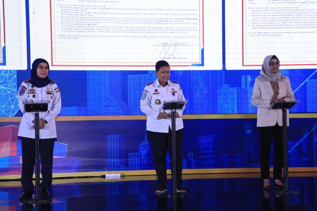 Teks : Penandatanganan Pakta Integritas Pelaksanaan Digitalisasi Laysnan Kapal dan Barang, Tahap II-2023
