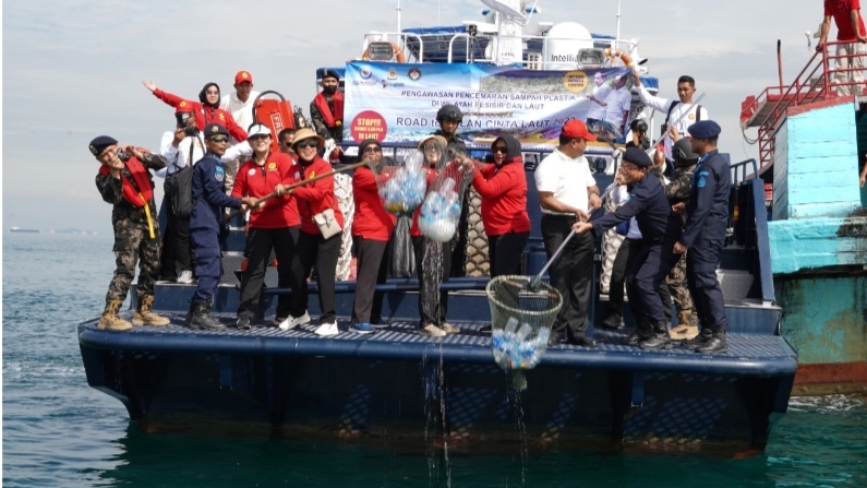 KKP mengumpulkan 6,494 Ton sampah plastik di Pantai Nongsa
