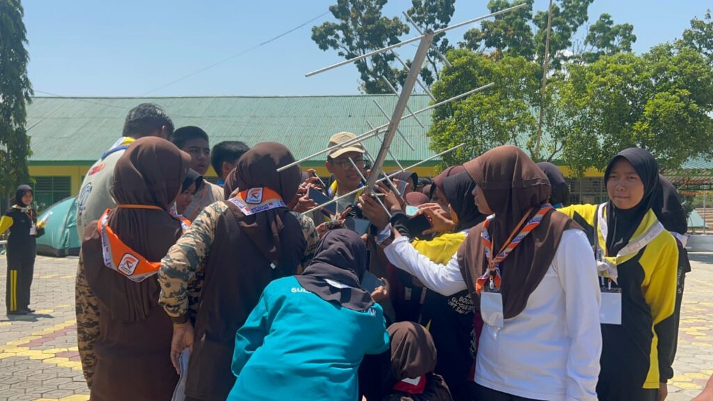 Satelit Komunikasi Internasional Jadi Pengalaman Jota Joti 2023 di SMAN 8 Bone Satelit Komunikasi