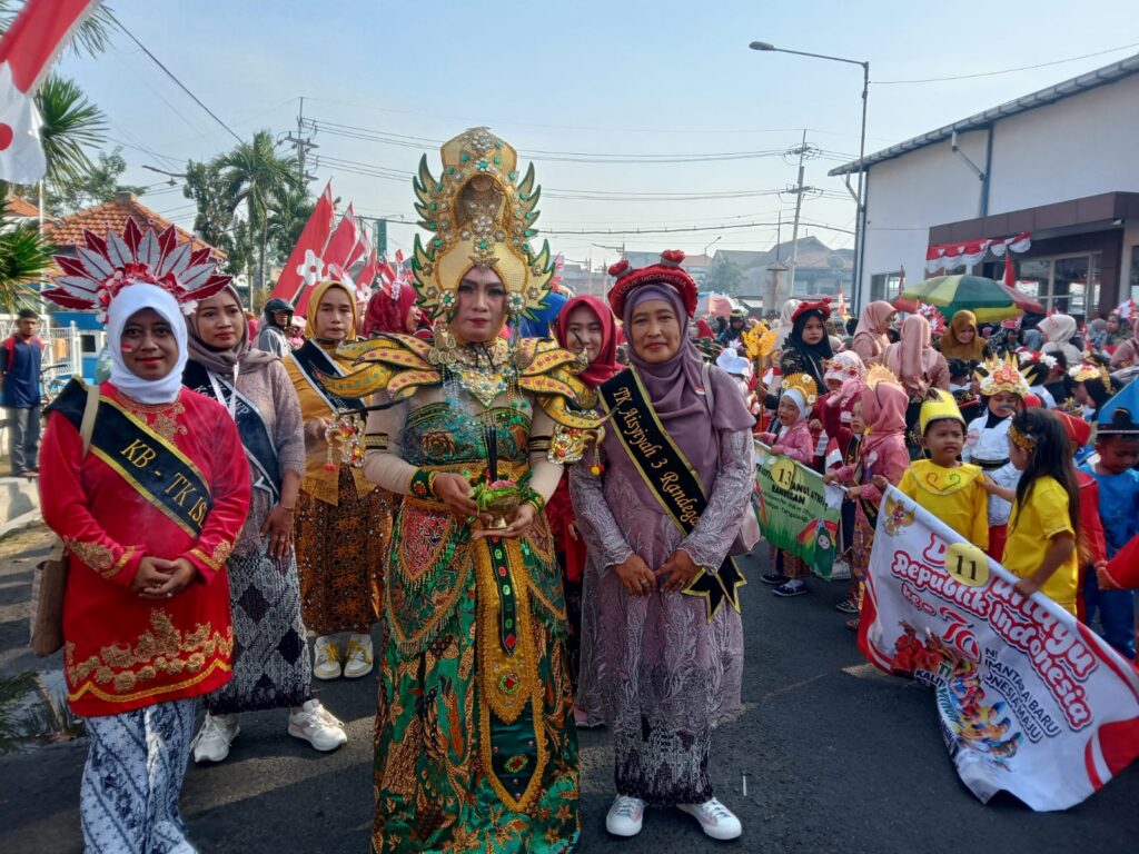 Kegiatan karnaval anak- anak TK yang bernaung di IGTKI Kec.Tanggulangin,Kab. Sidoarjo di HUT RI ke 79, Selasa(27/8/2024)(Dian/etara.id).