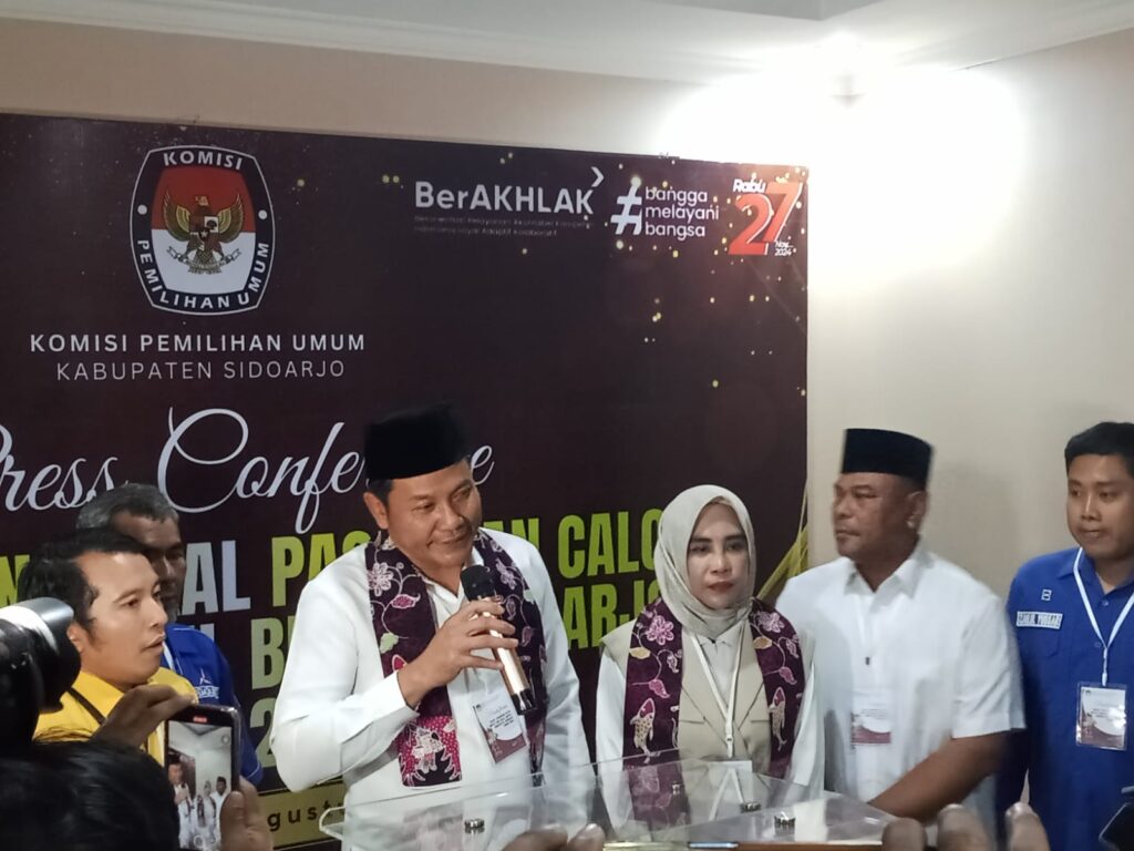 Paslon Bacabup H.Subandi dan Bacawabup Hj.Mimik Idayana datang ke KPU bersama rombongannya,Kamis(29/8/2024)sore,(Foto: Dian/etara.id)