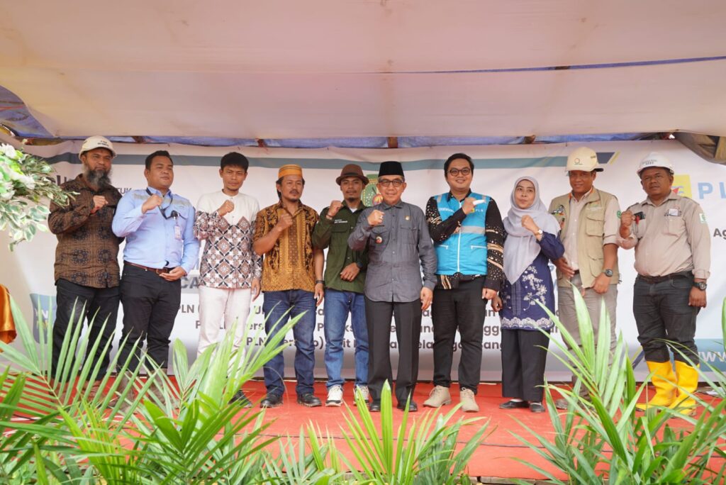 Komitmen Pembangunan Desa, Bupati Kutim Resmikan Listrik PLN 24 Jam di Desa Pengadan