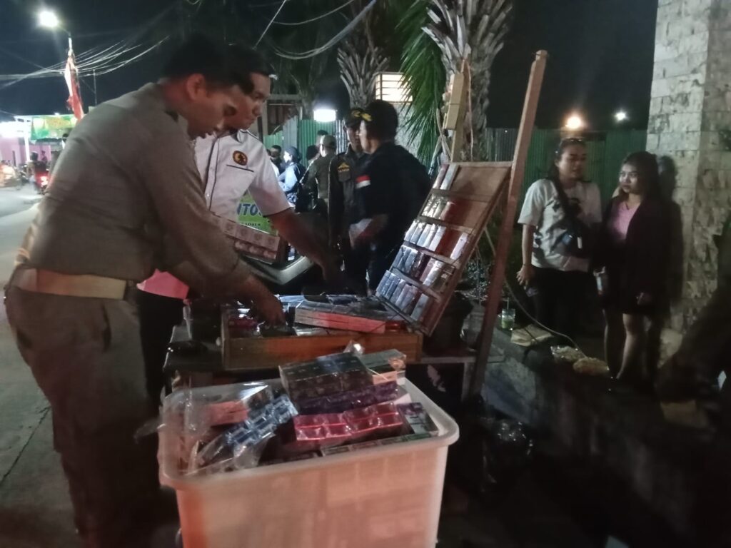 Satpol PP Sidoarjo bersama Bea Cukai saat razia pedagang yang menjual rokok ilegal, Jum'at (30/8/2024)(Foto: Dian/etara.id).