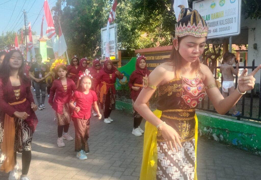 Kekompakan warga dusun Bangunsari, Kec. Jabon, Kab. Sidoarjo saat di carnaval dan jalan sehat, Minggu (25/8/2024)(Foto:Dian_ Etara).