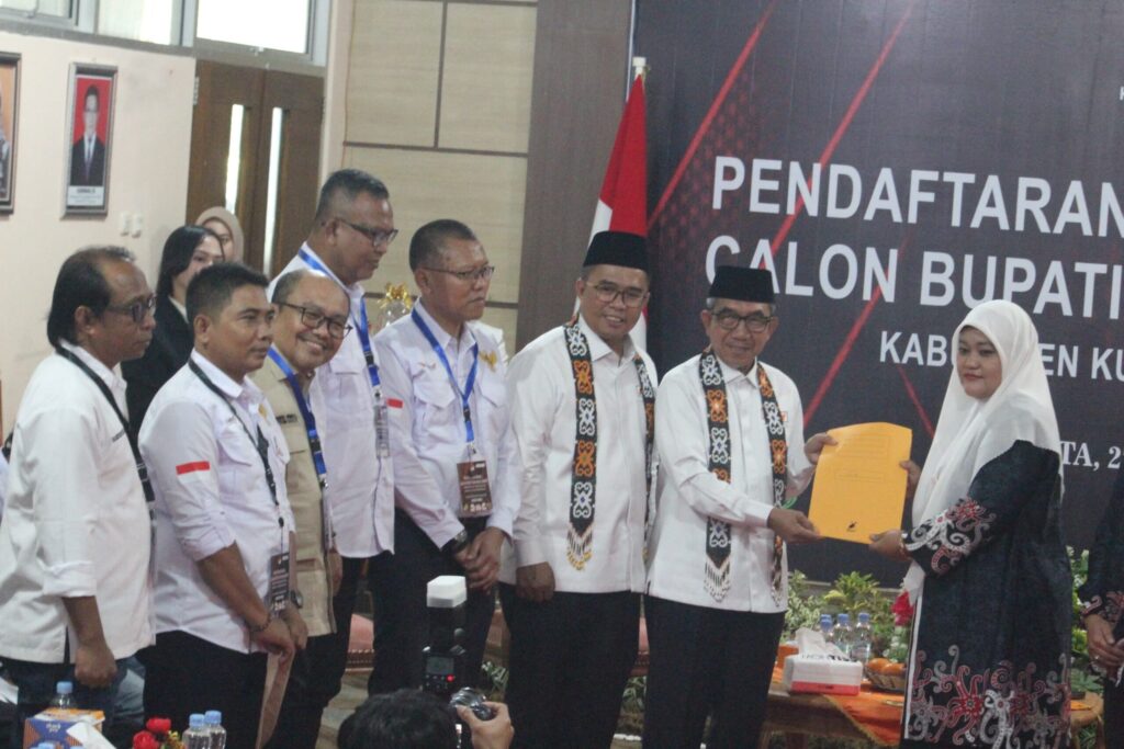 ARMY Resmi Mendaftar, KPU Kutim Nyatakan Diterima KPU Kutim menerima pendaftaran pasangan Ardiansyah Sulaiman - Mahyunadi (Army) di Kantor KPU Kutim, Selasa (27/8/2024)