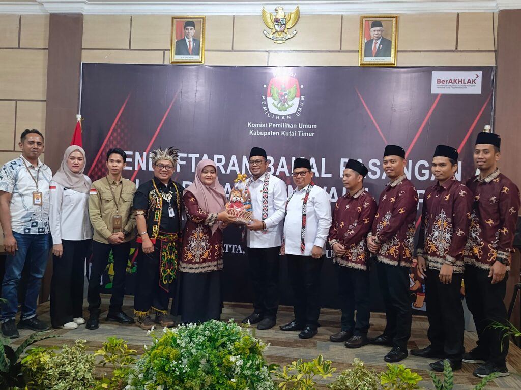 KPU Kutim Menerima pendaftaran Pasangan Kamidi Bulang dan Lulu Kinsu, Rabu (28/8/2024).