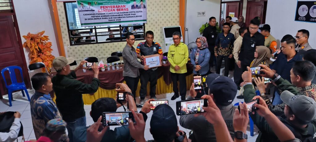 Ardiansyah Serahkan Bantuan untuk Ratusan Korban Kebakaran Sangkulirang: Sinergi Pemkab, BAZNAS, hingga Perumdam TTB