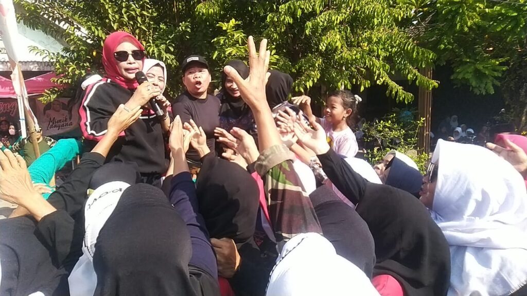 Mimik Idayana Bagikan Makan Gratis dan Betekad Majukan UMKM Pemasaran Digitalisasi Hj Mimik Idayana Warling, bagikan makan gratis di Desa Mojoruntut Kecamatan Krembung,Minggu (8/9/2024) (Foto: Dian/Etara.id)