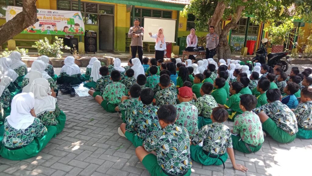 Sosialisasi Stop Bullying di SDN Jati Tulangan: Upaya Bersama Mewujudkan Sekolah Aman dan Nyaman Polsek Tulangan memberikan penyuluhan tentang bahayanya bullying kepada siswa sekolah di SDN Jati,Kec. Tulangan,Kab.Sidoarjo,Rabu(18/9/2024).