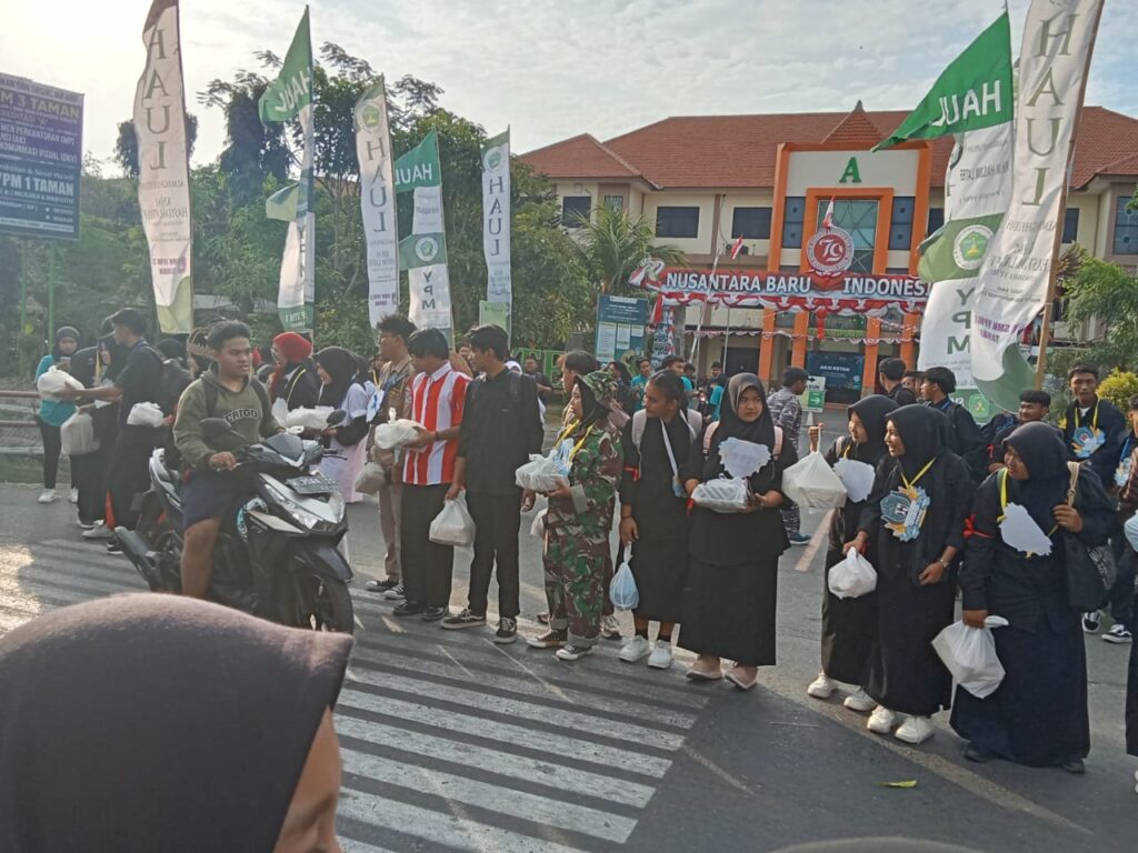 UMAHA Sidoarjo Gaungkan Ketahanan Pangan Lewat “Aksi Ketan” pada PKKMB 2024 Ratusan Maba gelar "Aksi Ketan'"bagikan polo pendem ke warga sekitar dan pengendara Minggu sore, (22/9/2024)(Foto:Dian/Etara.id)