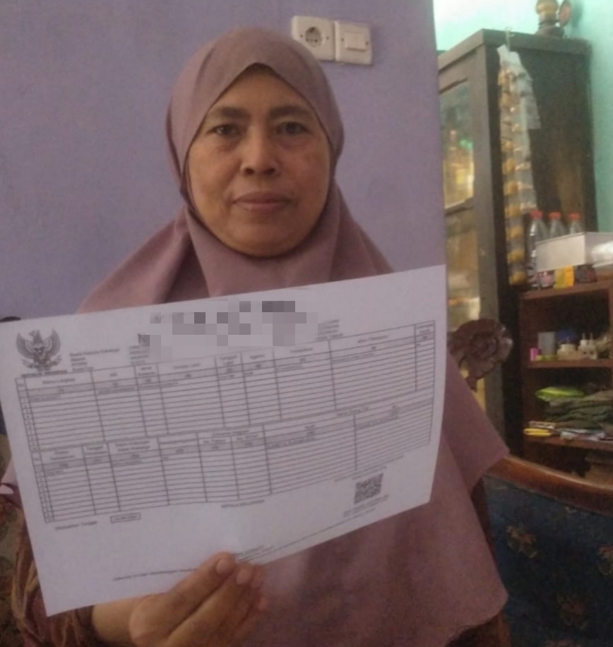 Erni Susanty saat menunjukkan KK( Kartu Keluarga), Rabu(25/9/2024)(Foto: Dian _ Etara.id).