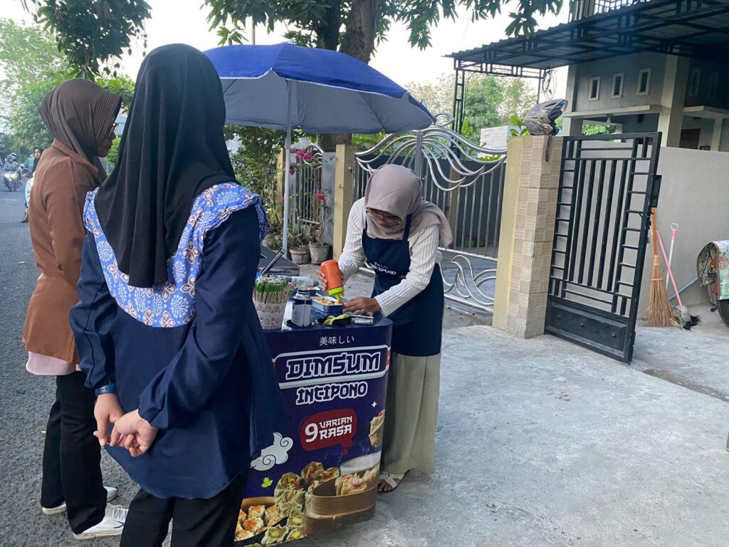 Sejak SD Punya Jiwa Usaha, Zuariska Pulang Kerja Tak Canggung Layani Pembeli Dimsum Zuariska Ayu Puspita Chayani gadis muda yang berkeinginan punya usaha sejak sekolah SD,pulang kerja tidak canggung melayani pembeli Dimsum dagangannya Senin(9/9/24)sore