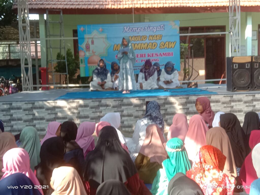 Ratusan siswa - siswi memperingati Maulid Nabi Muhammad SAW, di SD Negeri Kesambi dihalaman sekolah Selasa,(17/9/2024)(Foto:Dian/Etara).