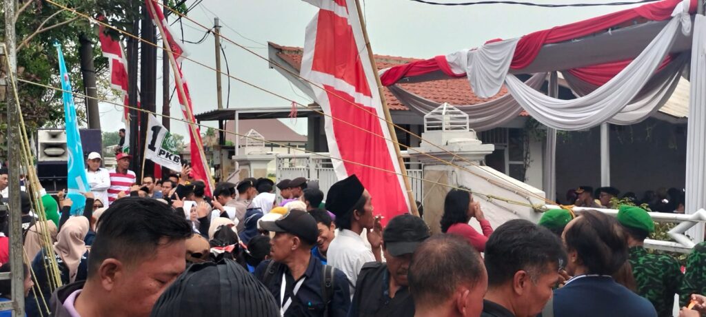 Halaman kantor KPU Sidoarjo dijaga ketat petugas kemanan dan petugas KPU Senin (23/09/2024)(Dian/etara.id).