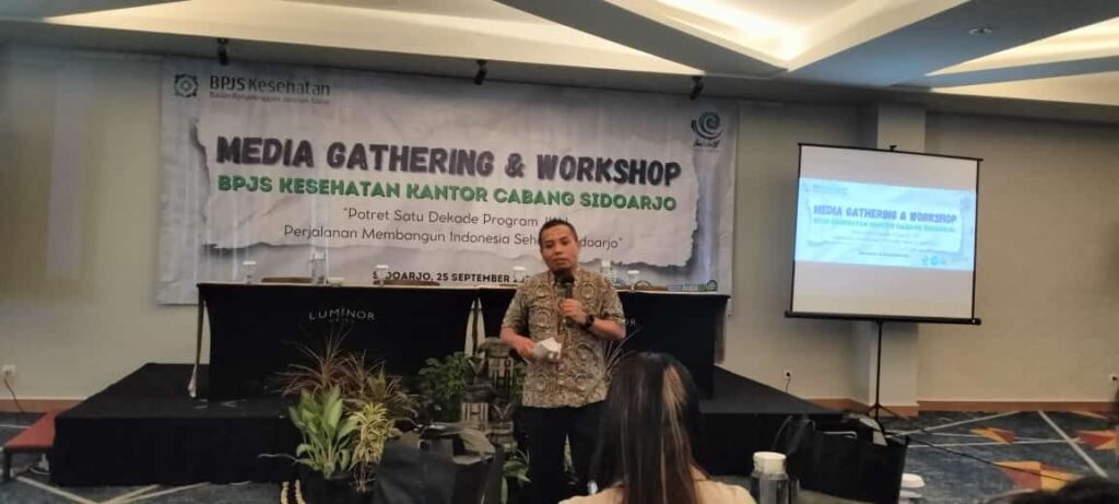 Kepala Cabang BPJS Kesehatan Sidoarjo, Munaqib dalam sambutannya pada media gathering dan workshop, Rabu(25/9/2024)(Foto:Dian/Etara.id).
