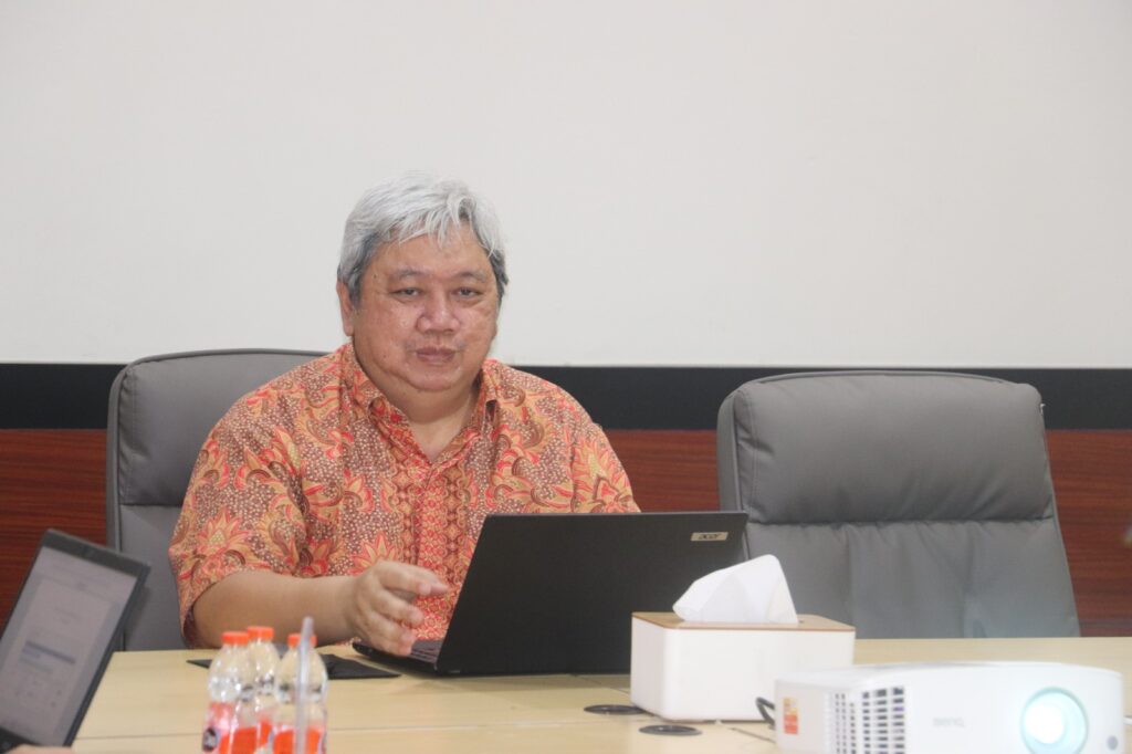 Kepala KPPN Sidoarjo Didi Prihadi dalam paparan kinerja APBN di hadapan pegawai dan jajaran (Foto: Dian Pratiwi).