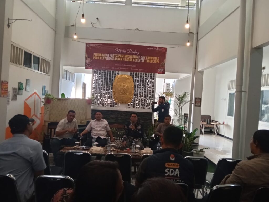 Ketua KPU dan tiga komisoner nya dalam cangkrukan bersama puluhan wartawan, Minggu sore (29/9/2024)(Foto:Dian/Etara.id)