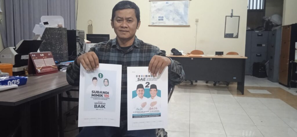 Mokhamad Yasin Koordinator Divisi Sosdiklih, SDM dan Parmas KPU Kabupaten bersama petugas sekretariat KPU menyiapkan APK dan BK untuk Paslon Pilkada 2024