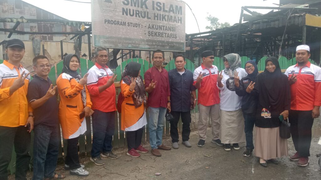 TIM GEMAR menyerahkan Bantuan Calon Bupati dan wakil Bupati untuk Musibah Kebakaran