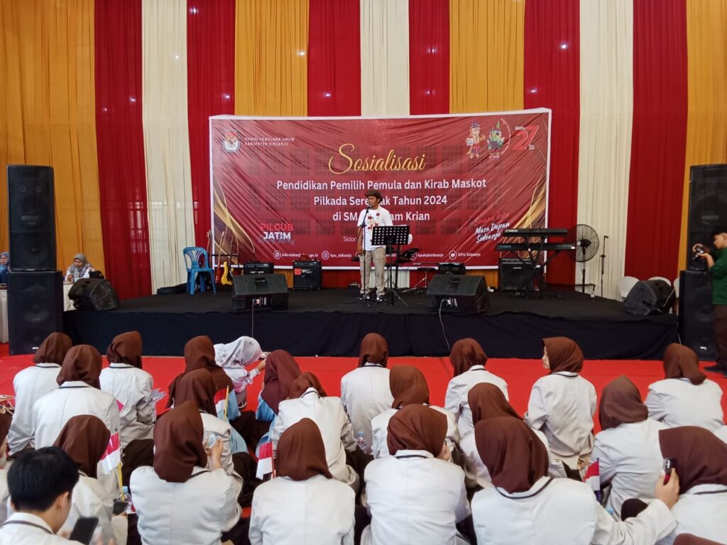 Sosialisasi Pemilu 2024 di SMA Al Islam Krian, Membangun Kesadaran Pemilih Pemula KPU Sidoarjo Sosialisasi pendidikan pemilih pemula dan kirab maskot Pilkada serentak Tahun 2024 di SMA Al Islam Krian,Kamis(10/10/2024)(Foto: Dian/Etara.id).