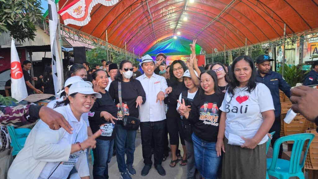 Mahyunadi calon wakil Bupati silaturahmi/ kampanye dengan relawan sangkutu' Banne di gang melon. Kampung Tator, Singa Gembara. Jumat (11/10/2024) sore