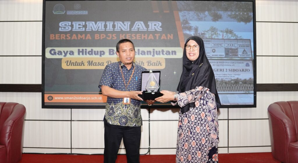 BPJS Kesehatan Sidoarjo Edukasi Pelajar SMA tentang JKN dan Gaya Hidup Sehat BPJS Kesehatan Cabang Sidoarjo berikan edukasi dan pemahaman dasar tentang Jaminan Kesehatan Nasional (JKN) kepada pelajar SMA 2 Sidoarjo