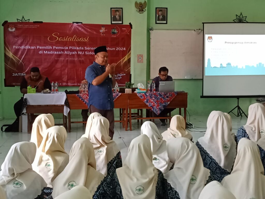 KPU Sidoarjo sosialisasi pendidikan pemilih pemula Pilkada serentak tahun 2024, di Madrasah Aliyah NU Sidoarjo,Kamis (24/10/2024)(Foto: Dian/Etara.id).