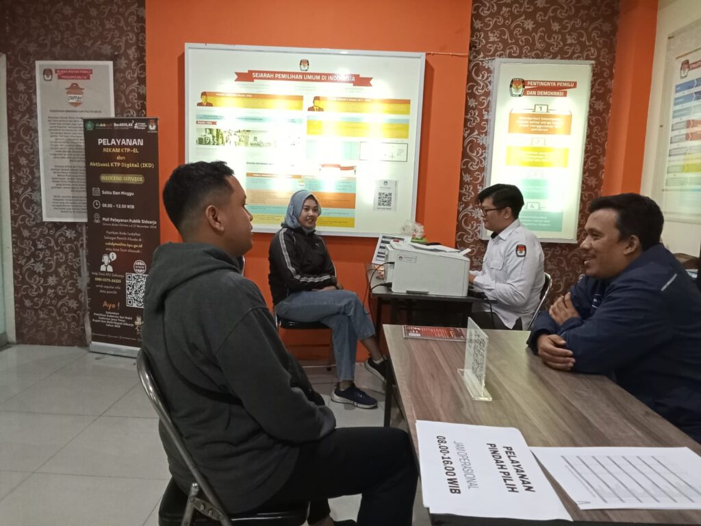 Menuju Pilkada 2024, KPU Sidoarjo Tutup Pelayanan Pindah Memilih ini Alasannya KPU Sidoarjo Layani Pindah memilih Hingga Pukul 23.59 wib, Senin (28/10/2024)malam( Dian_ etara.id).