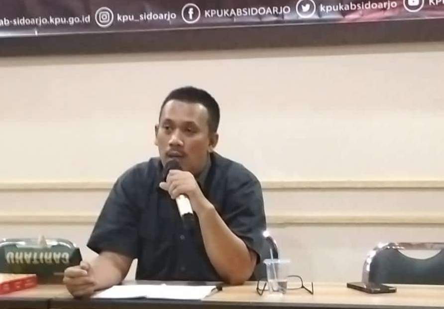 Komisioner KPU Kabupaten Sidoarjo, Nasiruddin Yahya saat disuatu acara.