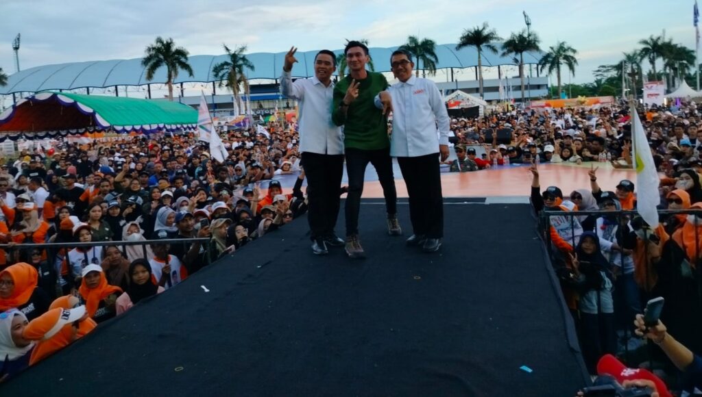 Ribuan masyarakat Kutai Timur memadati halaman parkir GOR Kudungga untuk menghadiri Pesta Rakyat Kampanye Akbar Paslon Bupati dan Wakil Bupati nomor urut 2, Ardiansyah Sulaiman dan Mahyunadi (Army), Sabtu (23/11/2024)