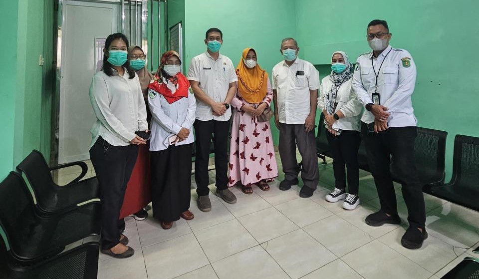 Manajemen RSUD Kudungga bersama keluarga pasien. Foto: Istimewa