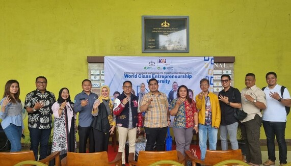 Tampak Farid Aljawi (tengah) Sekjen IKA ITL Trisakti, Ketua Dewan Penasihat DPP PJS bersama Panitia dan Pengurus IKA ITL Trisaksi, Undangan serta Peserta kegiatan Pekan Wirausahaan ITL Trisakti 2024/2025 di Auditorium Lt.7 dan Lobbi ITL Trisakti, Rabu (15/01/2025).