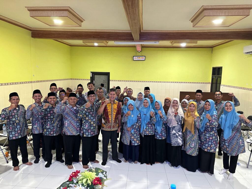 Dukung Mutu Pendidikan, 34 Kepala Sekolah Swasta Ikuti Bimtek Manajemen Sekolah di Jombang Bimbingan Teknis Manajemen Sekolah untuk Kepala Sekolah Swasta se-Kabupaten Jombang Tahun 2025 di SMA DU 1 Peterongan, Jombang