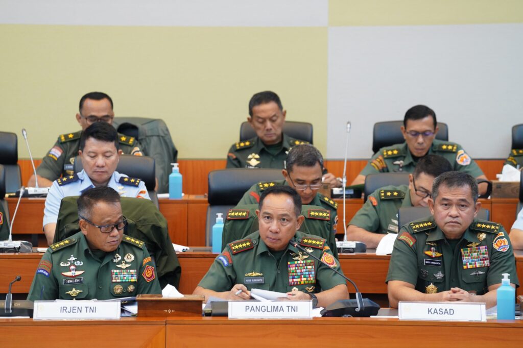 Panglima TNI, Jenderal Agus Subiyanto saat mengikuti rapat pembahasan UU TNI di DPR RI