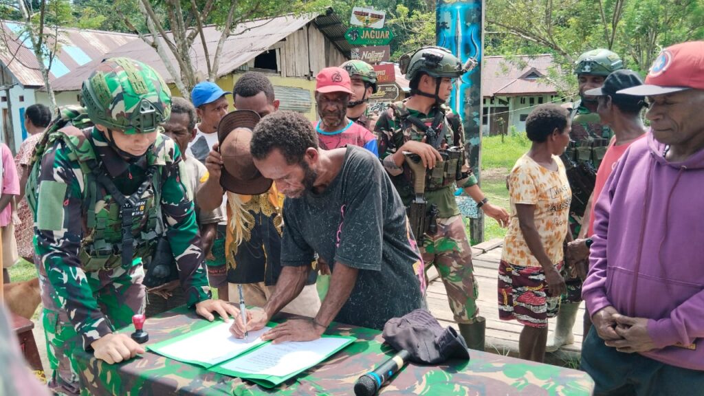 Eks Komandan OPM Yeremias Foumair Ikrar Setia ke NKRI Eks komandan OPM, Yeremias Foumair, menyatakan ikrar setia ke NKRI