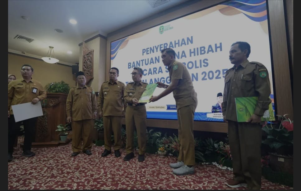 Bupati Kutim Ardiansyah Sulaiman saat menyerahkan Dana Hibah secara simbolis