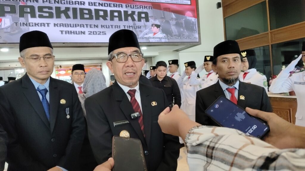 Bupati Kutim Kukuhkan Paskibraka 2025, Tekankan Regenerasi Patriot Muda