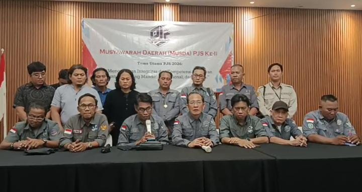 Caption: Ketum DPP PJS, Mahmud Marhaba disamping Pengurus DPD PJS Babel dan DPC PJS se Babel dalam memberikan konferensi pers, Sabtu (07/02/2026)