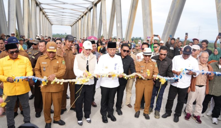 Rudy Mas'ud, Gubernur Kaltim saat memberika arahan peresmian jembatan Nibung Kutai Timur
