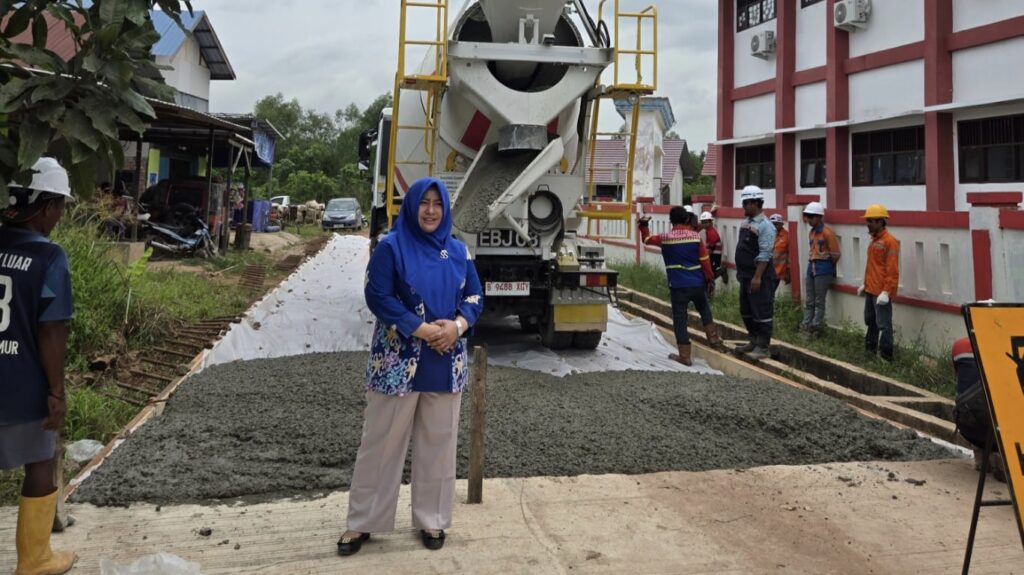 Kades Singa Gembara Apresiasi CSR PT KPC Bangun Jalan Desa Kepala Desa Singa Gembara, Hamriani Kassa,