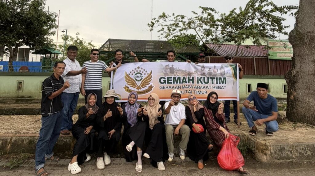 GEMAH Kutai Timur membagikan takjil di Sangatta Utara untuk mempererat kepedulian sosial Ramadan