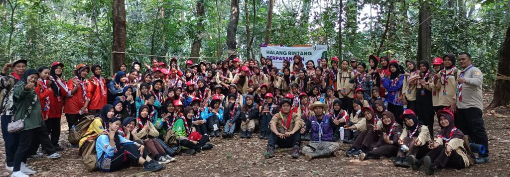 Halang Rintang Berpasangan, Menaklukkan Rintangan dengan Saling Percaya Foto bersama setelah kegiatan halang ringtang berpasangan