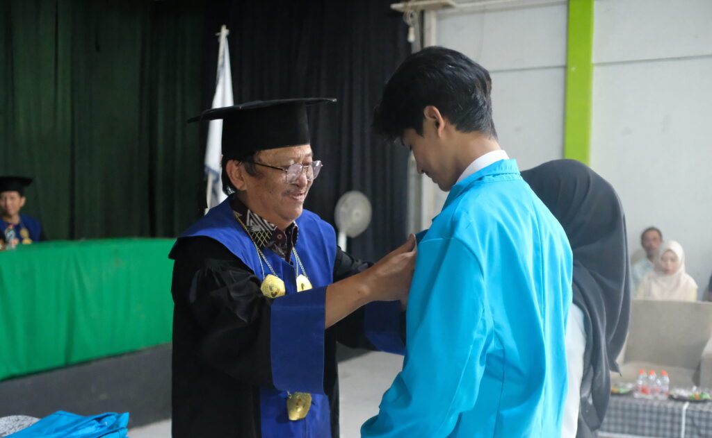 Prosesi penyematan tanda mahasiswa kepada perwakilan mahasiswa baru dalam Sidang Senat Terbuka Politeknik Triguna Tasikmalaya, Kamis (24/9/2026).